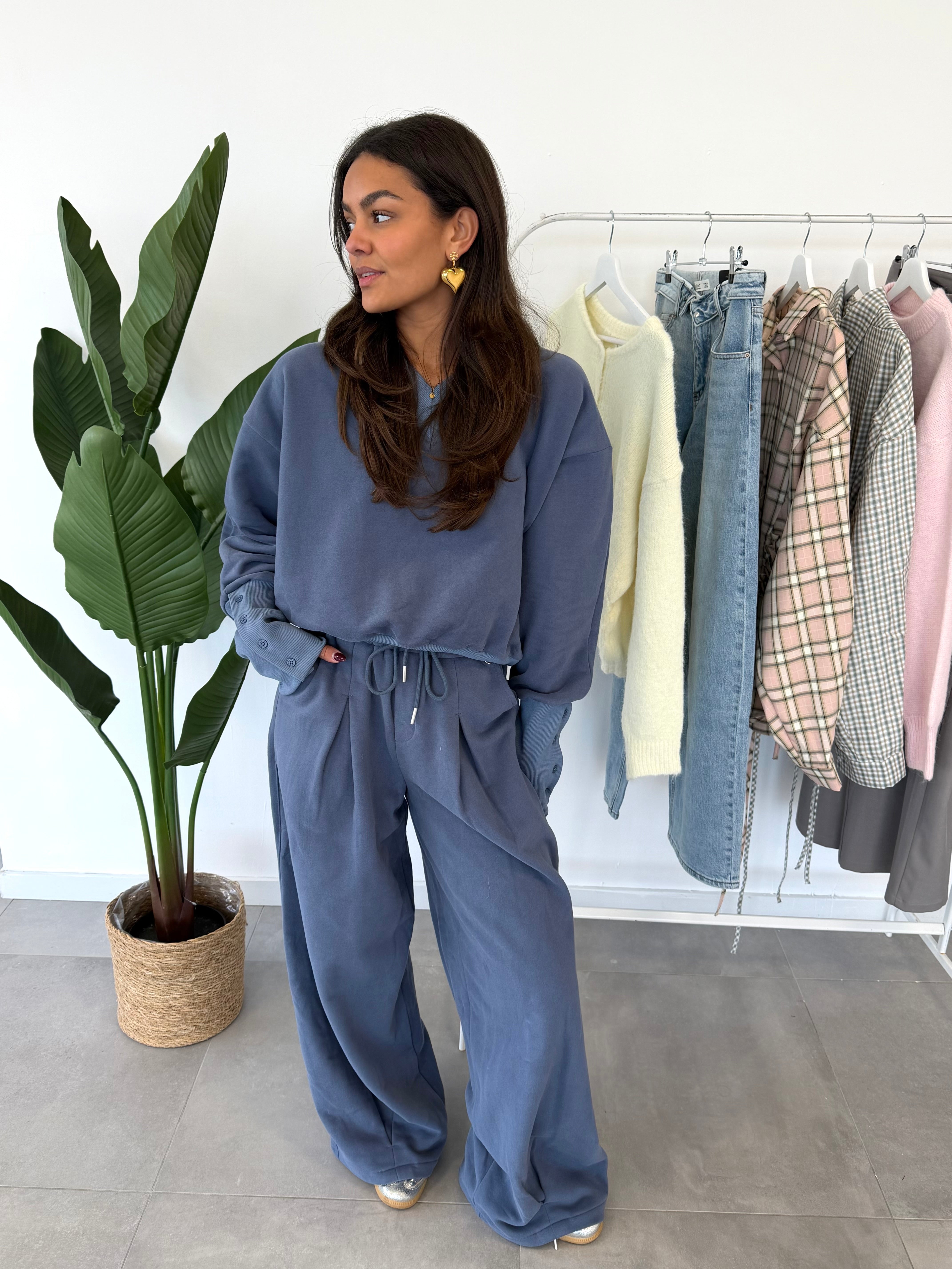 Aleezah trui & Corrie joggingsbroek – blauwe trui en bijpassende broek met comfortabele pasvorm, vooraanzicht
