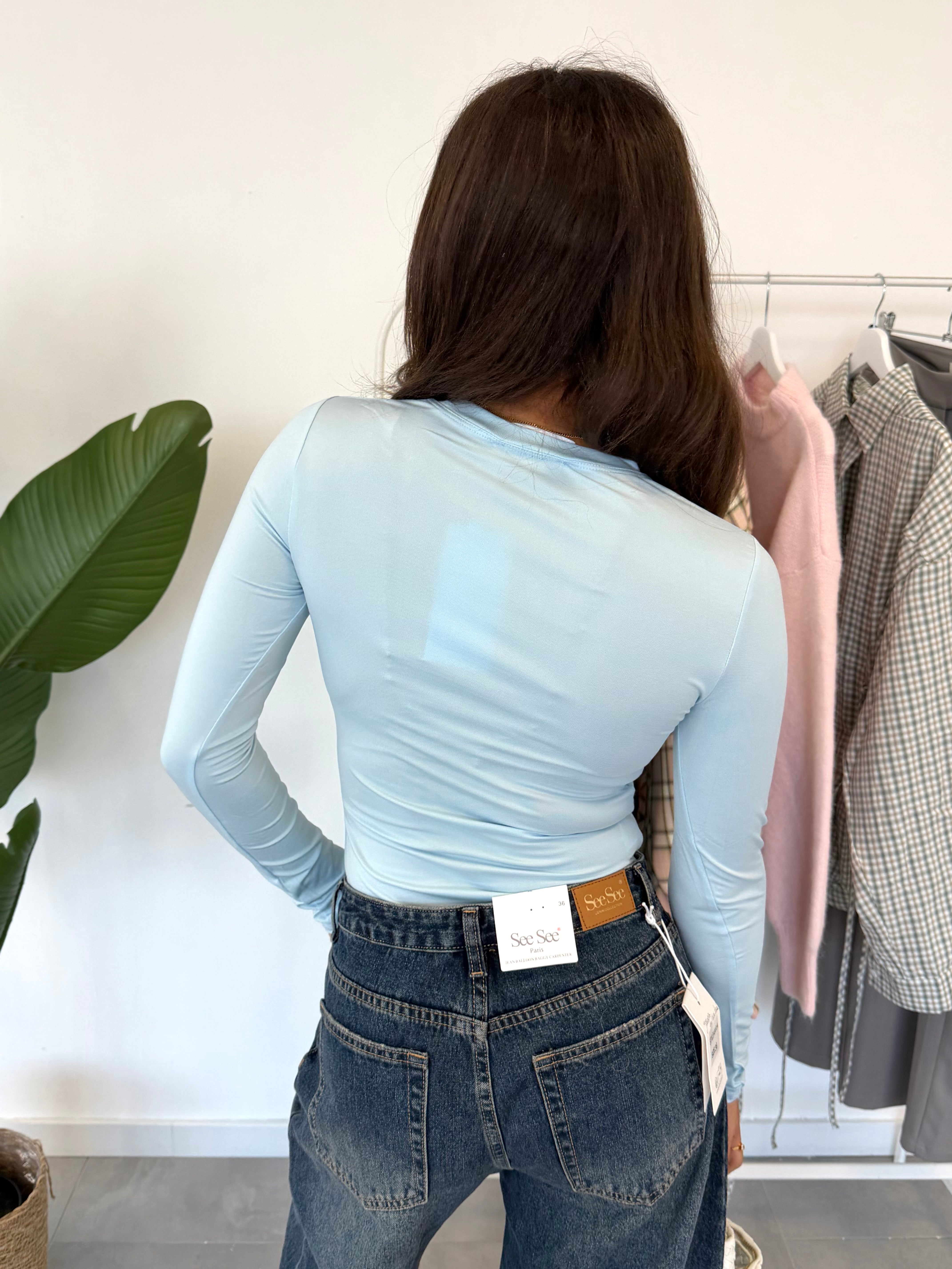 Serena body – blauwe body met strakke pasvorm en zachte stof, achteraanzicht