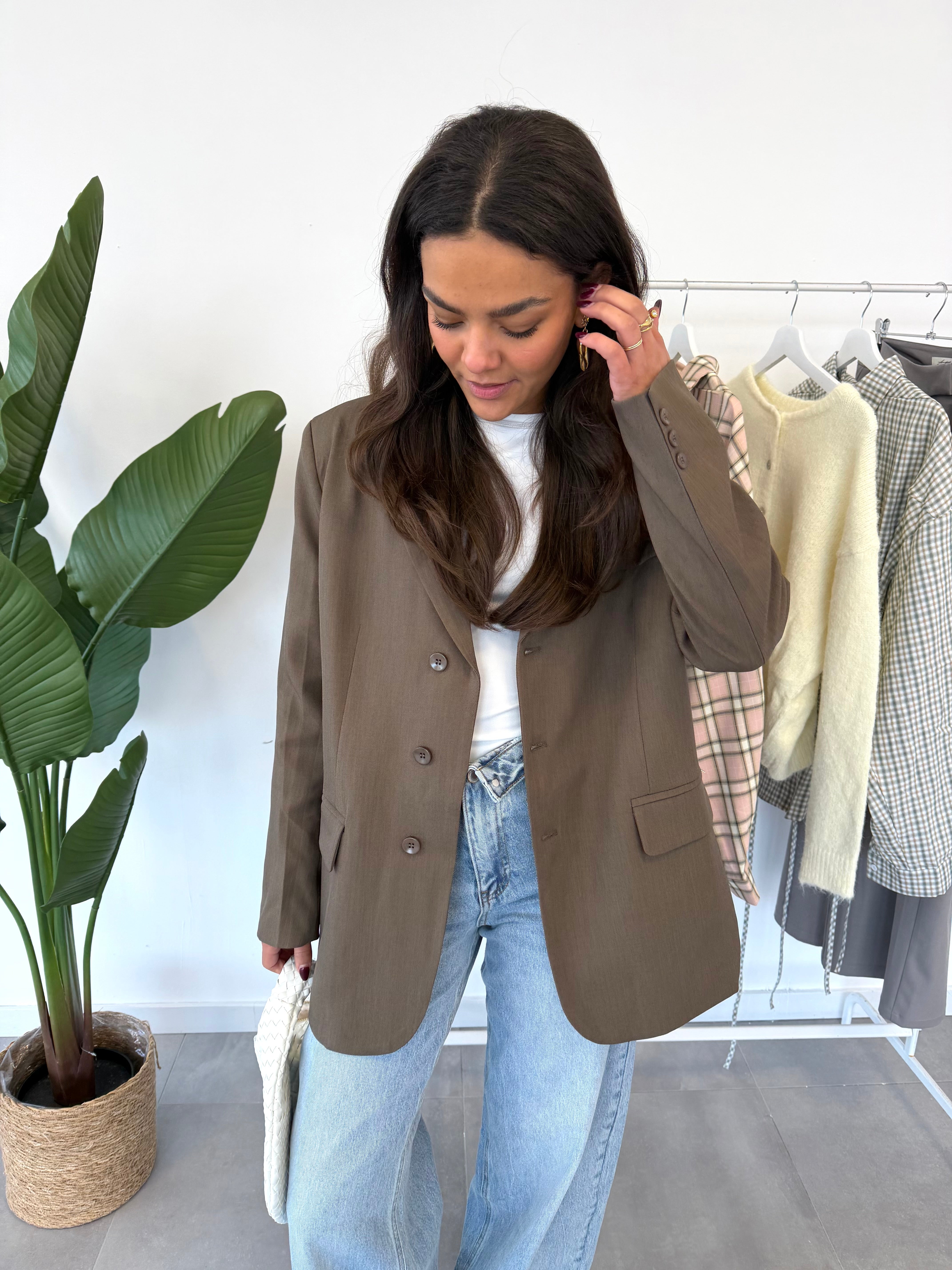 Mina blazer – bruine blazer met drie knopen en subtiel metalen detail, vooraanzicht