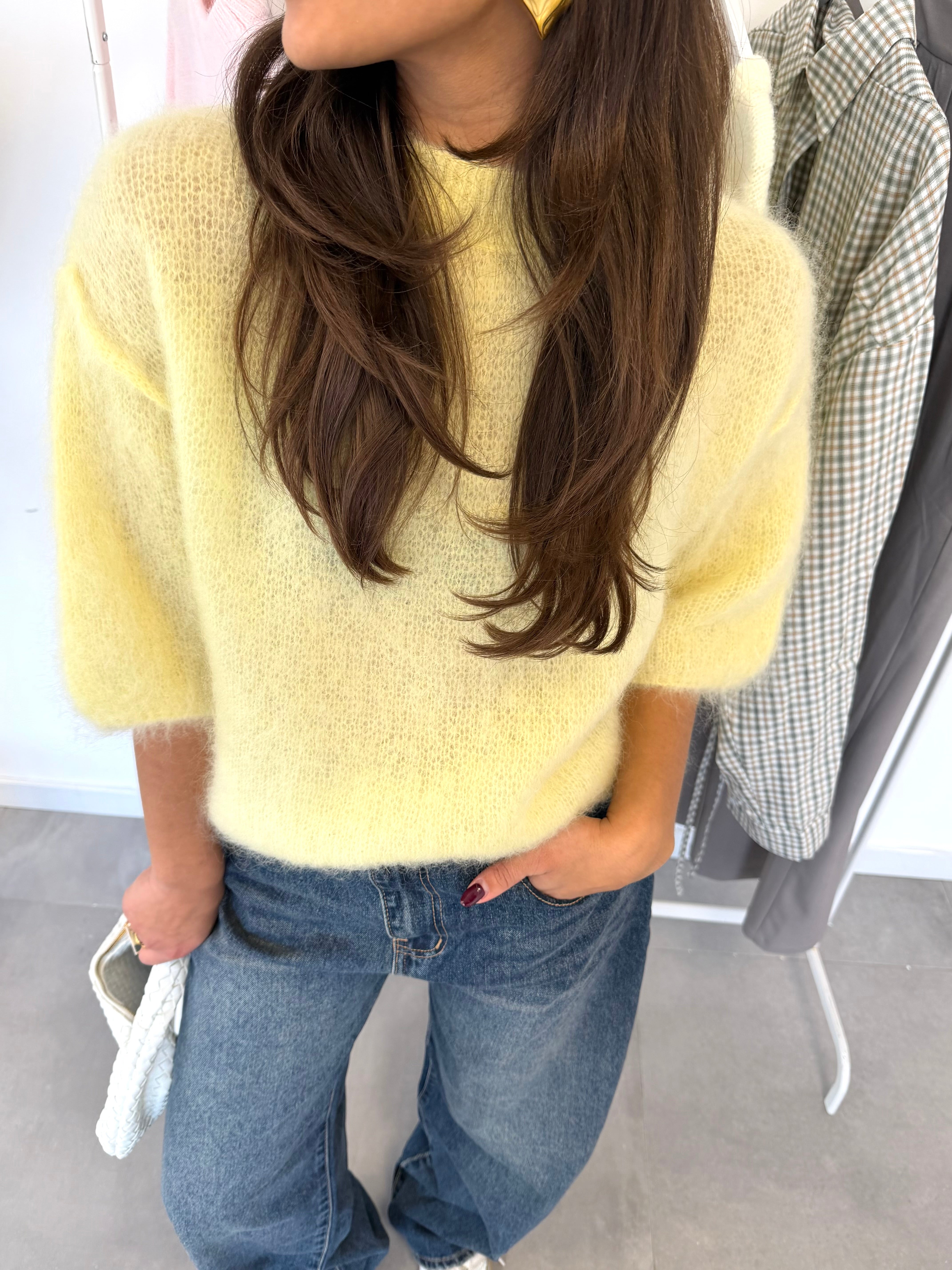 Rosie trui – buttery yellow trui met middellange mouwen en zachte, comfortabele stof, close-up vooraanzicht