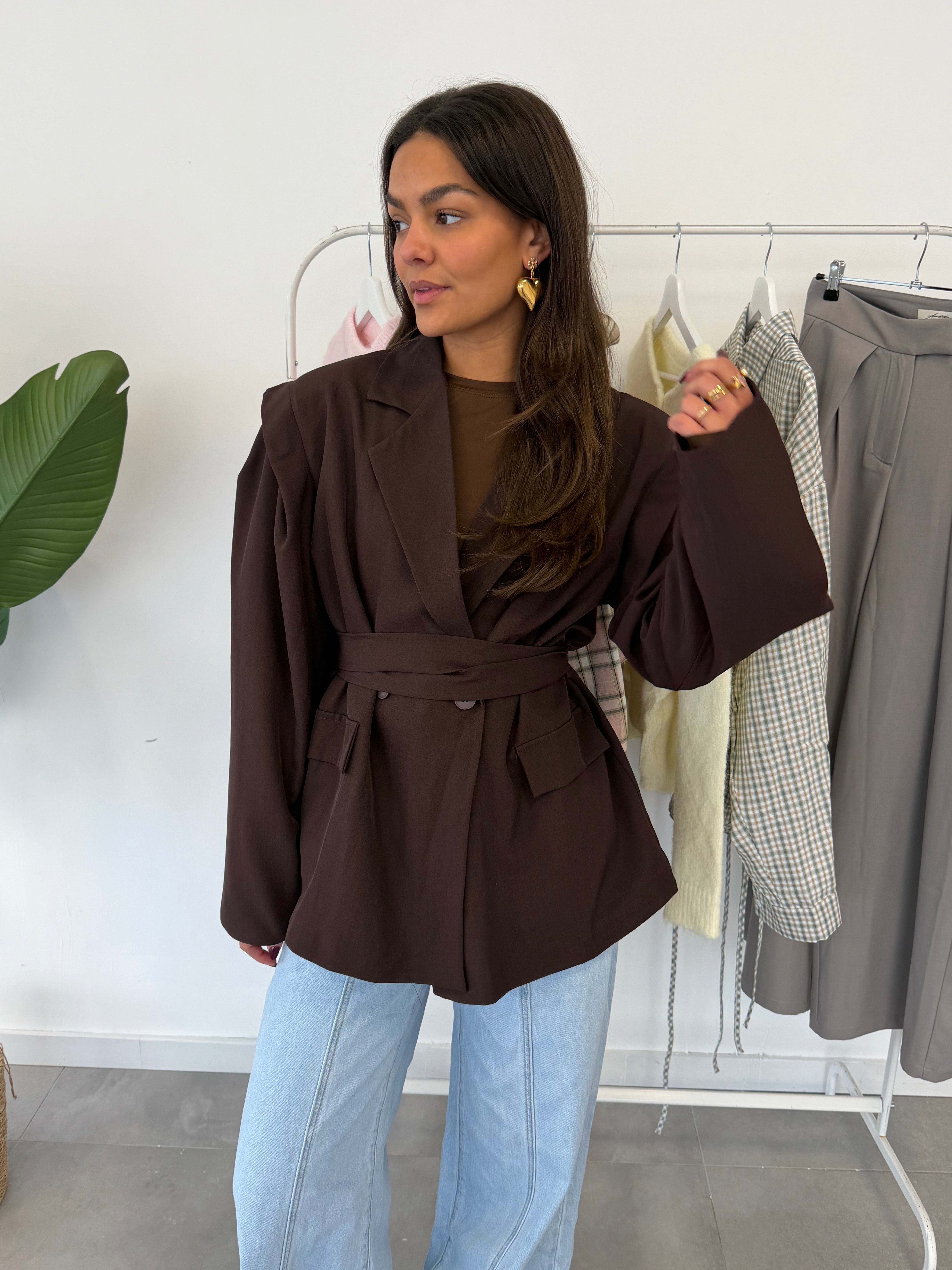 Dolly blazer – bruine blazer met strikdetail en speelse schouders, vooraanzicht van iets verder weg