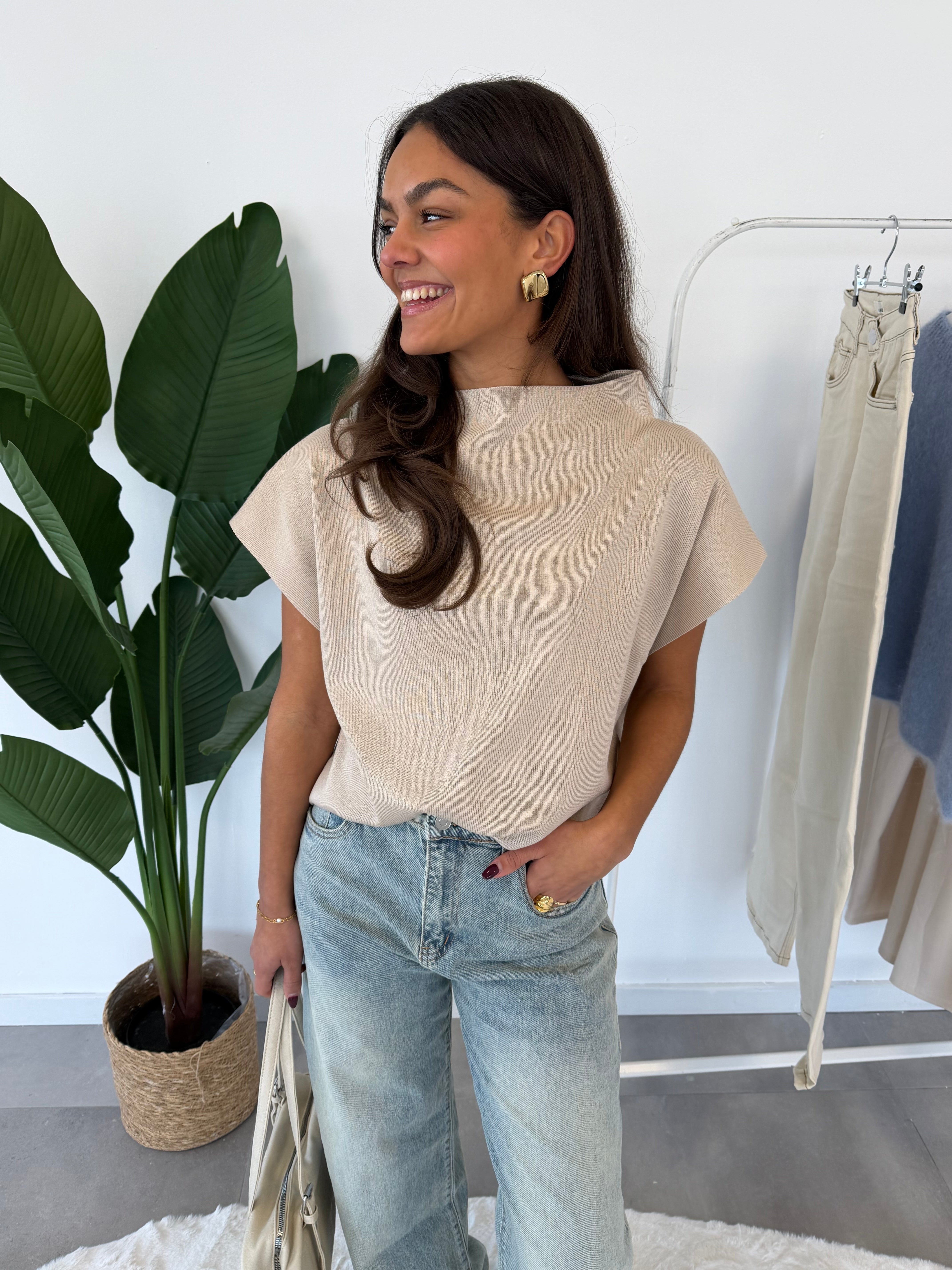 Saria shirt – dames shirt met korte mouwen in beige, voorkant gedragen