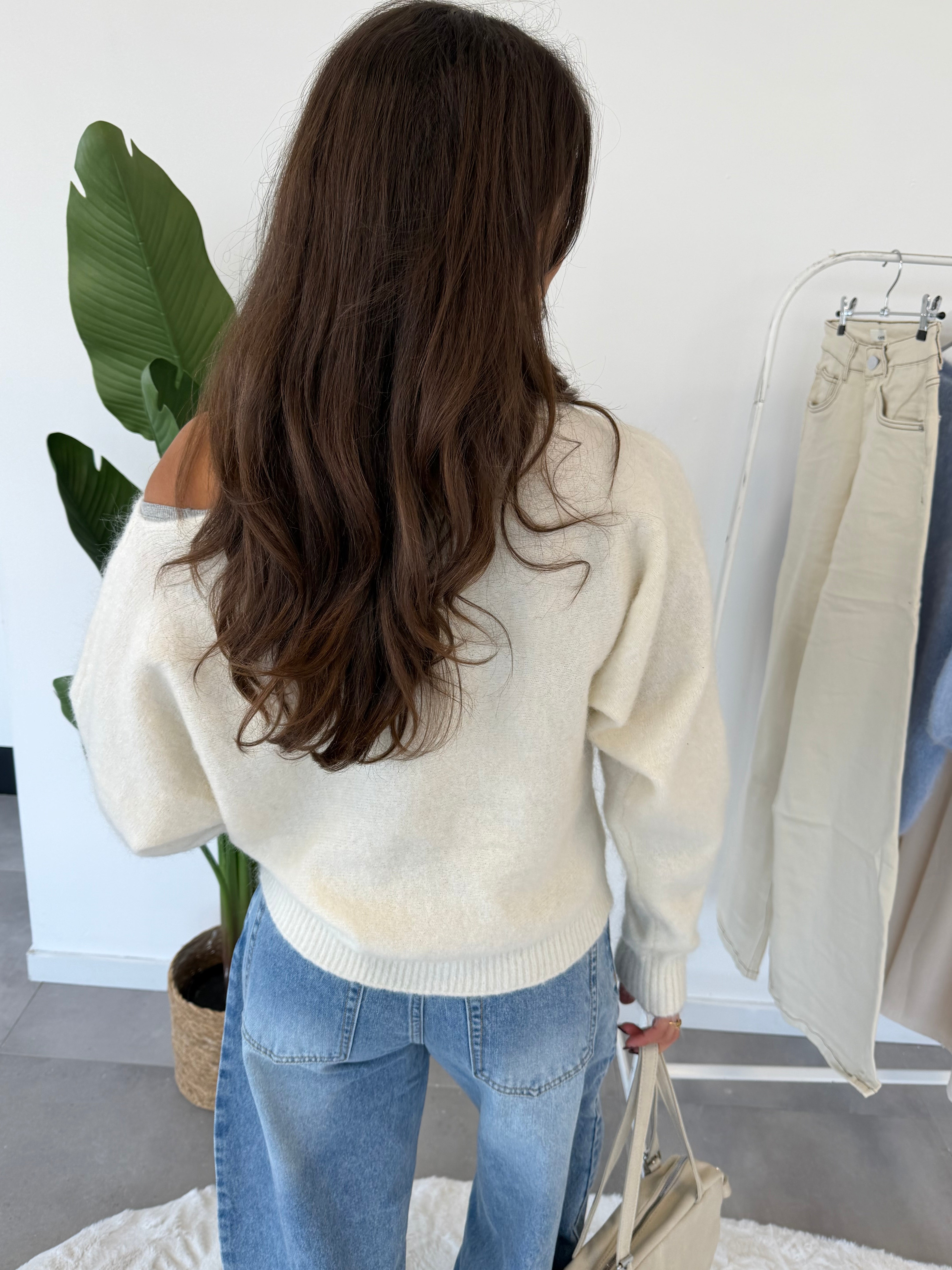 Elvya trui – witte one-shoulder dames trui, achteraanzicht