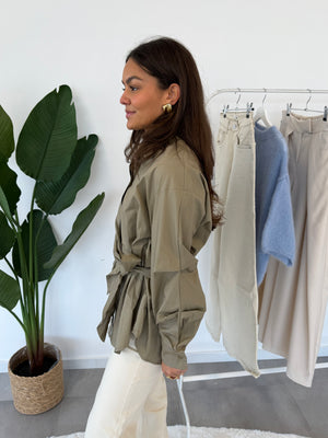 Sivah blouse – taupe dames blouse met strikceintuur, zijaanzicht