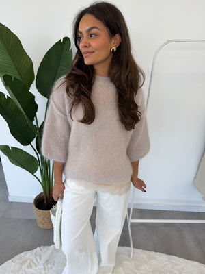 Rosie top – beige top van zachte stof met middellange mouwen en een elegante pasvorm, vooraanzicht