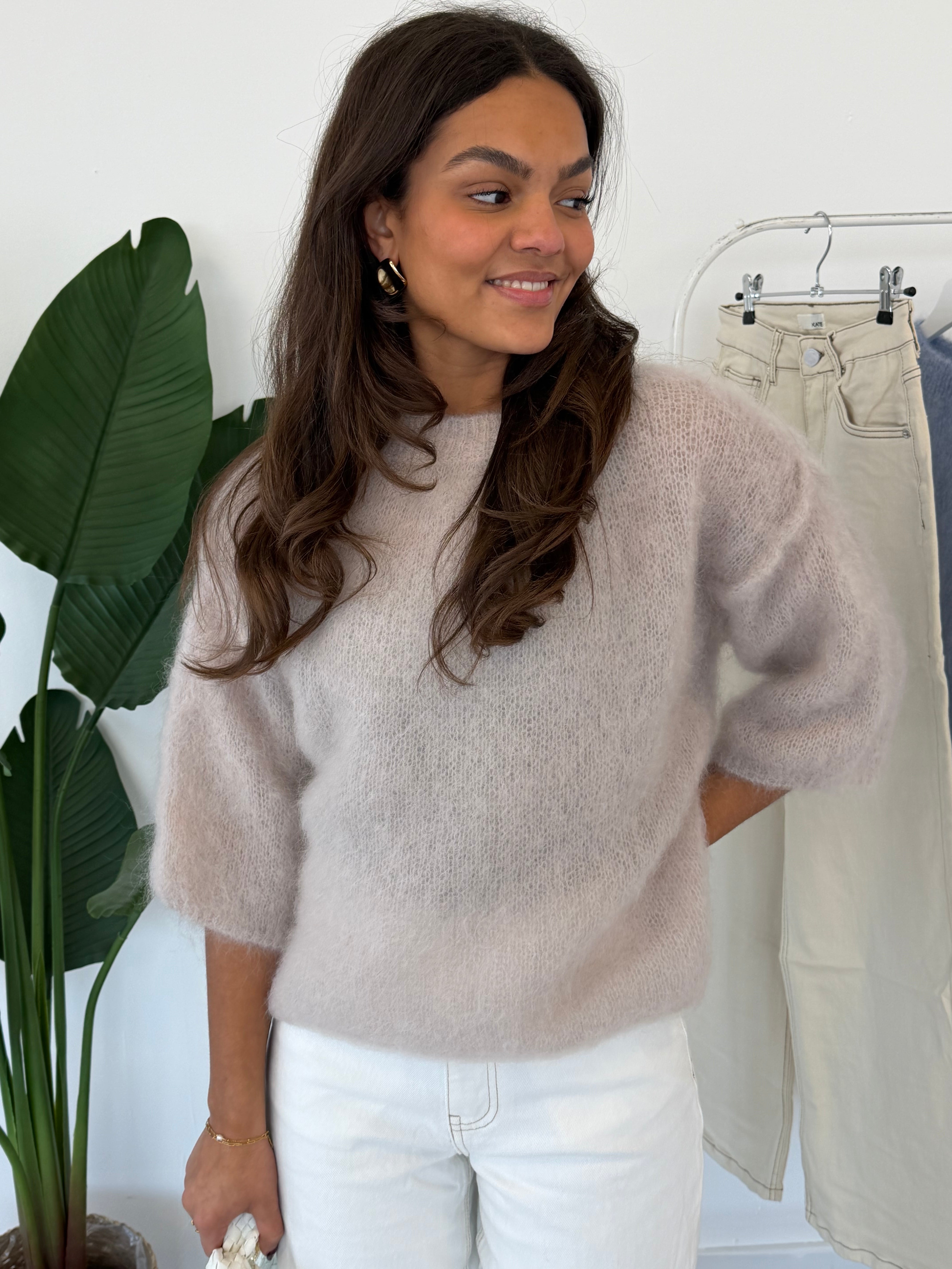 Rosie top – beige top van zachte stof met middellange mouwen, close-up vooraanzicht