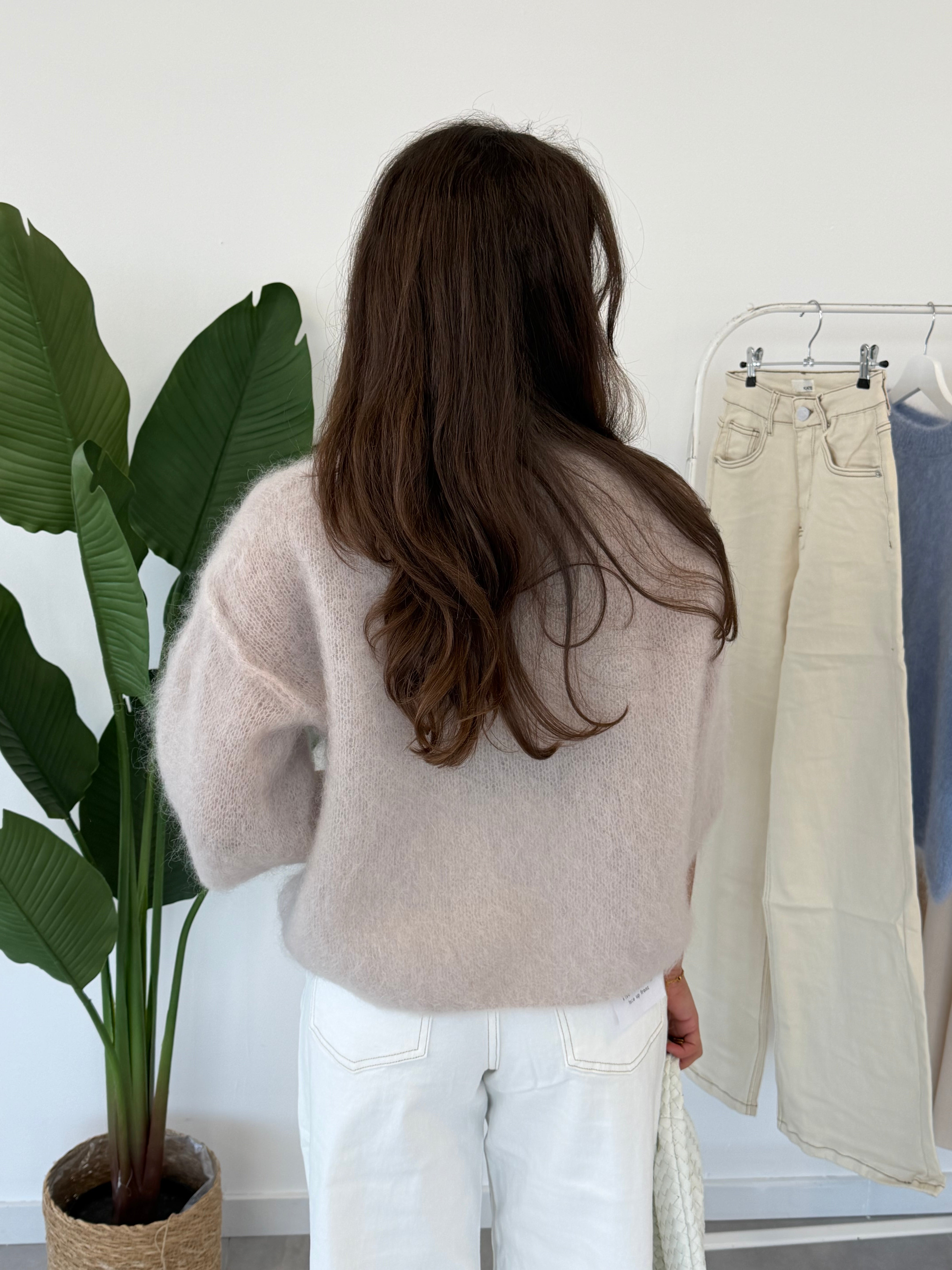 Rosie top – beige top van zachte stof met middellange mouwen, achteraanzicht