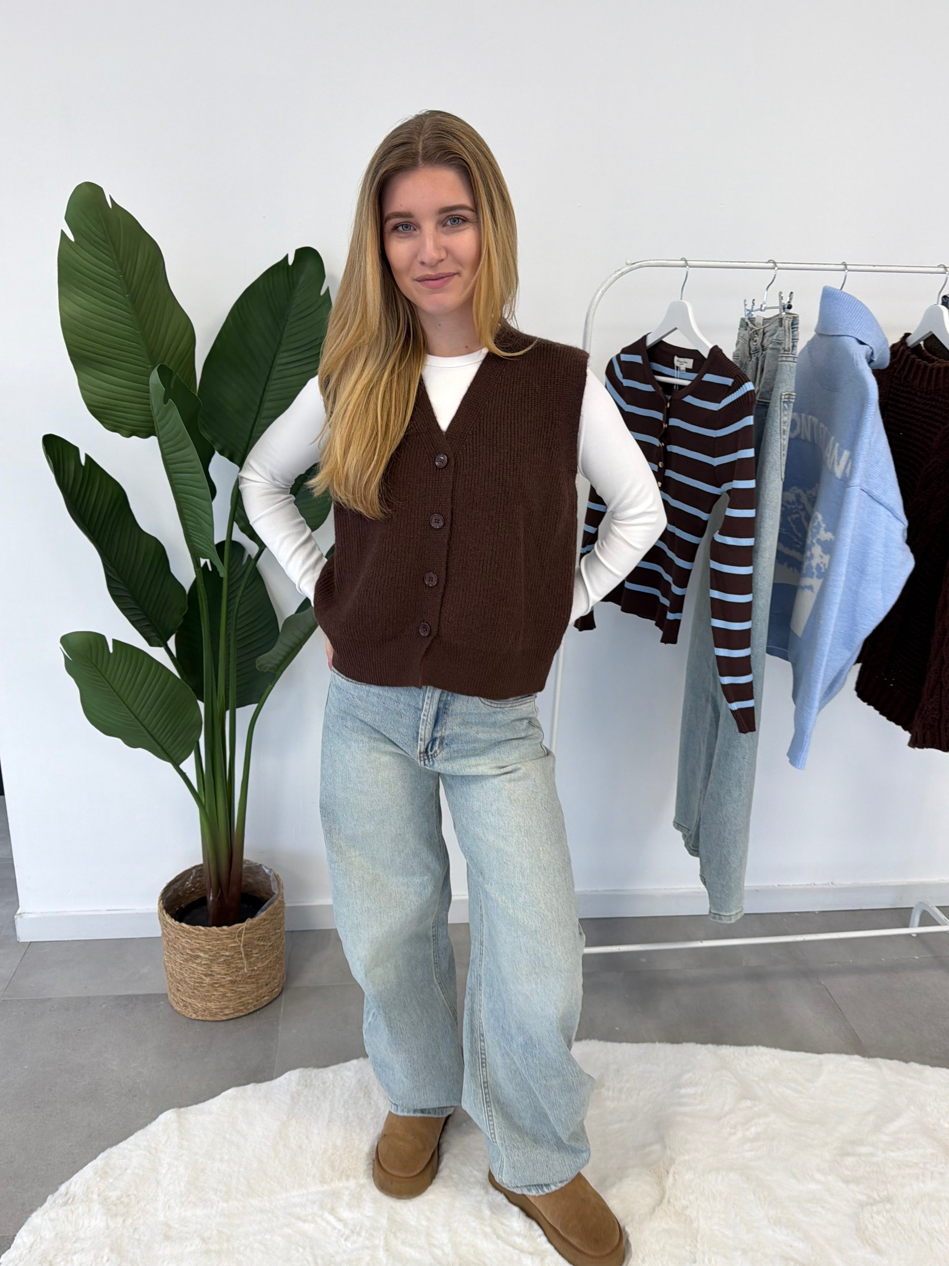 Lola gilet – bruin gebreid damesgilet met knoopjes aan de voorkant, van veraf gefotografeerd