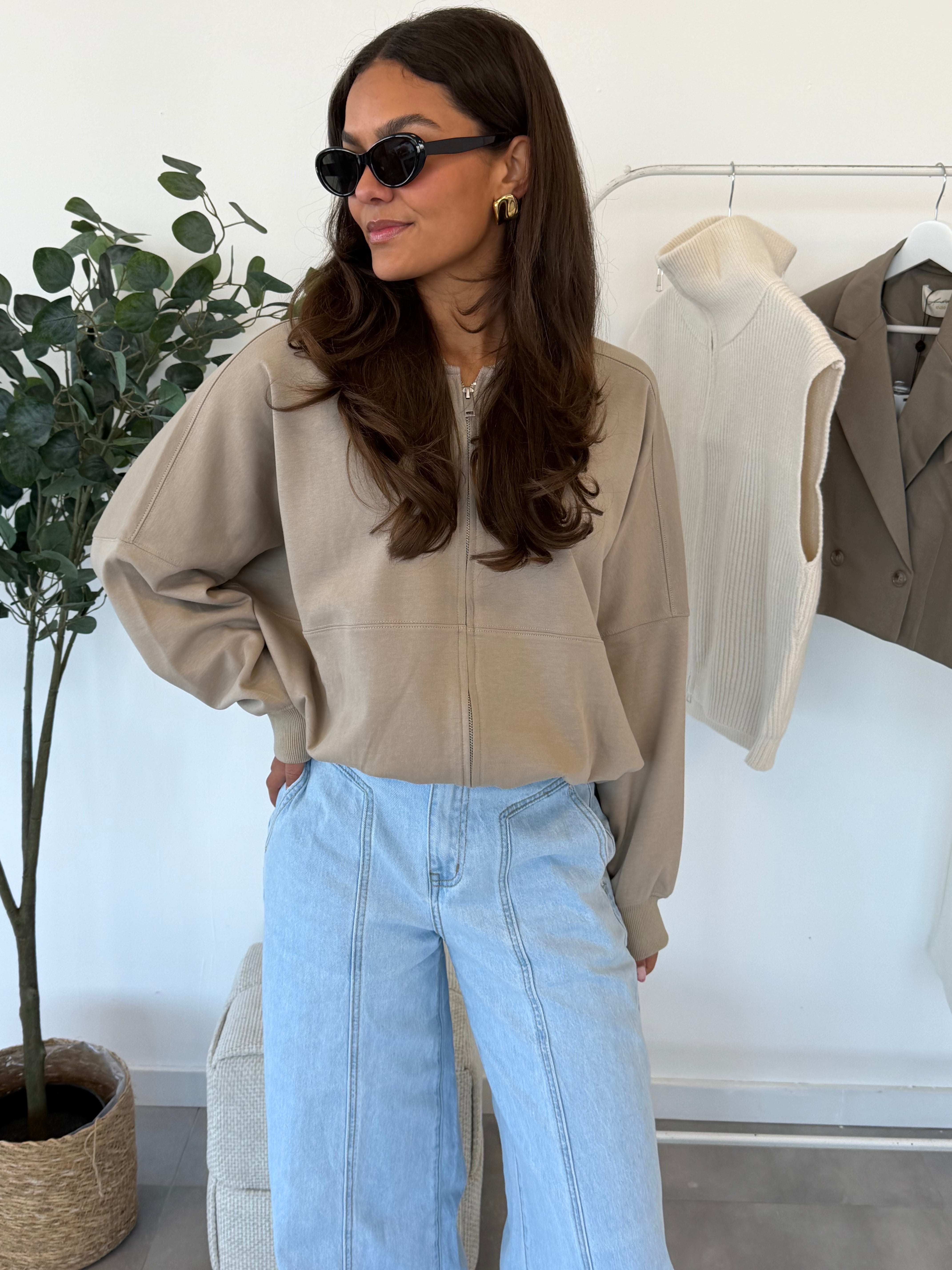 Thonia vest – taupe vest, gecombineerd met een broek, vooraanzicht