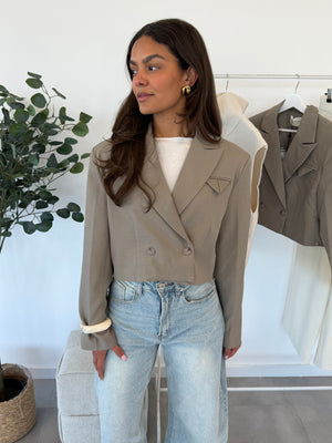 Rukia blazer – korte grijze blazer, vooraanzicht, gecombineerd met een bangle