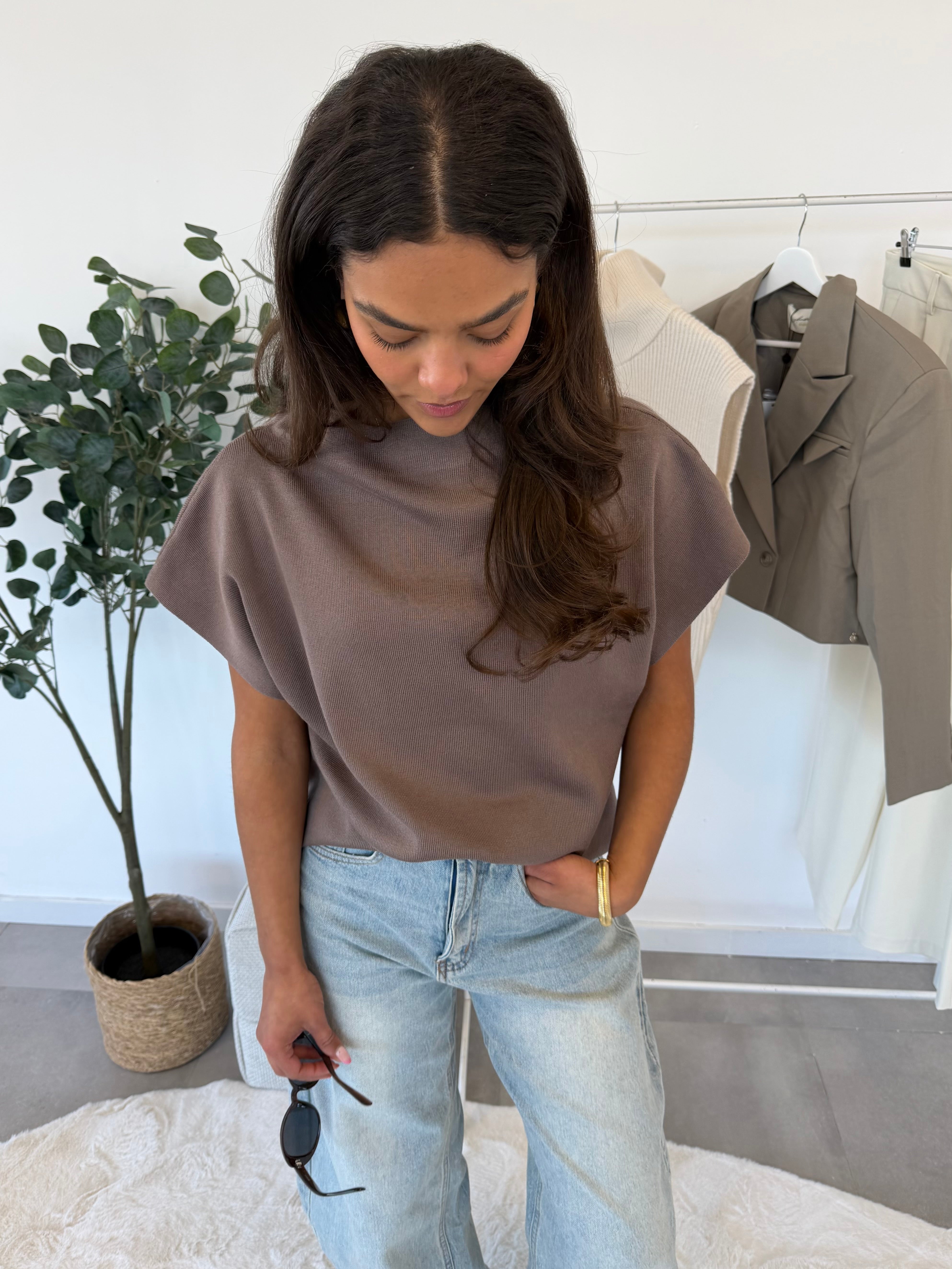 Saria t-shirt – bruin shirt met subtiele schuine kraag en zachte, fijne stof, vooraanzicht