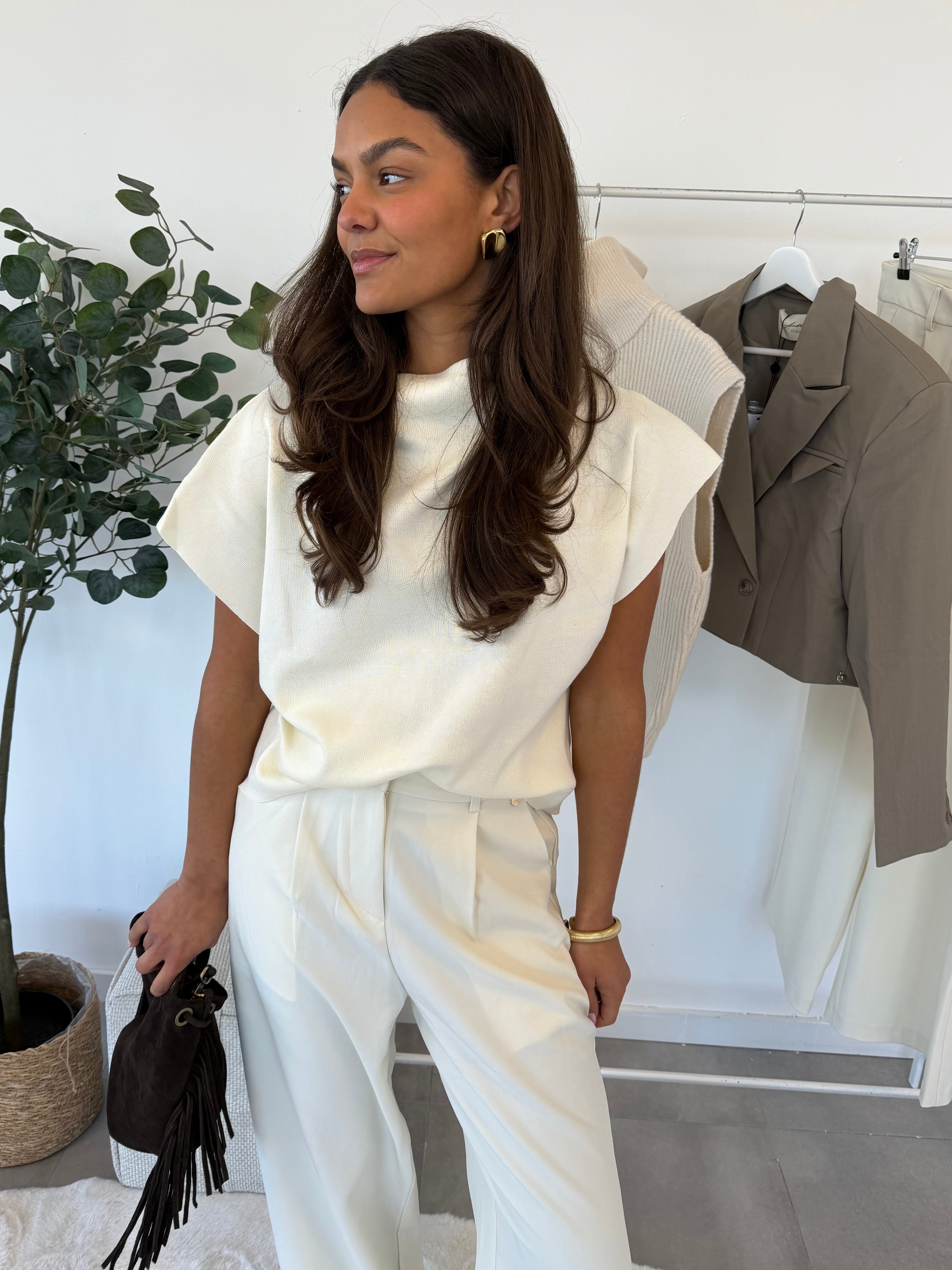 Saria t-shirt – wit shirt met subtiel schuine kraagje, vooraanzicht, gecombineerd met een witte pantalon