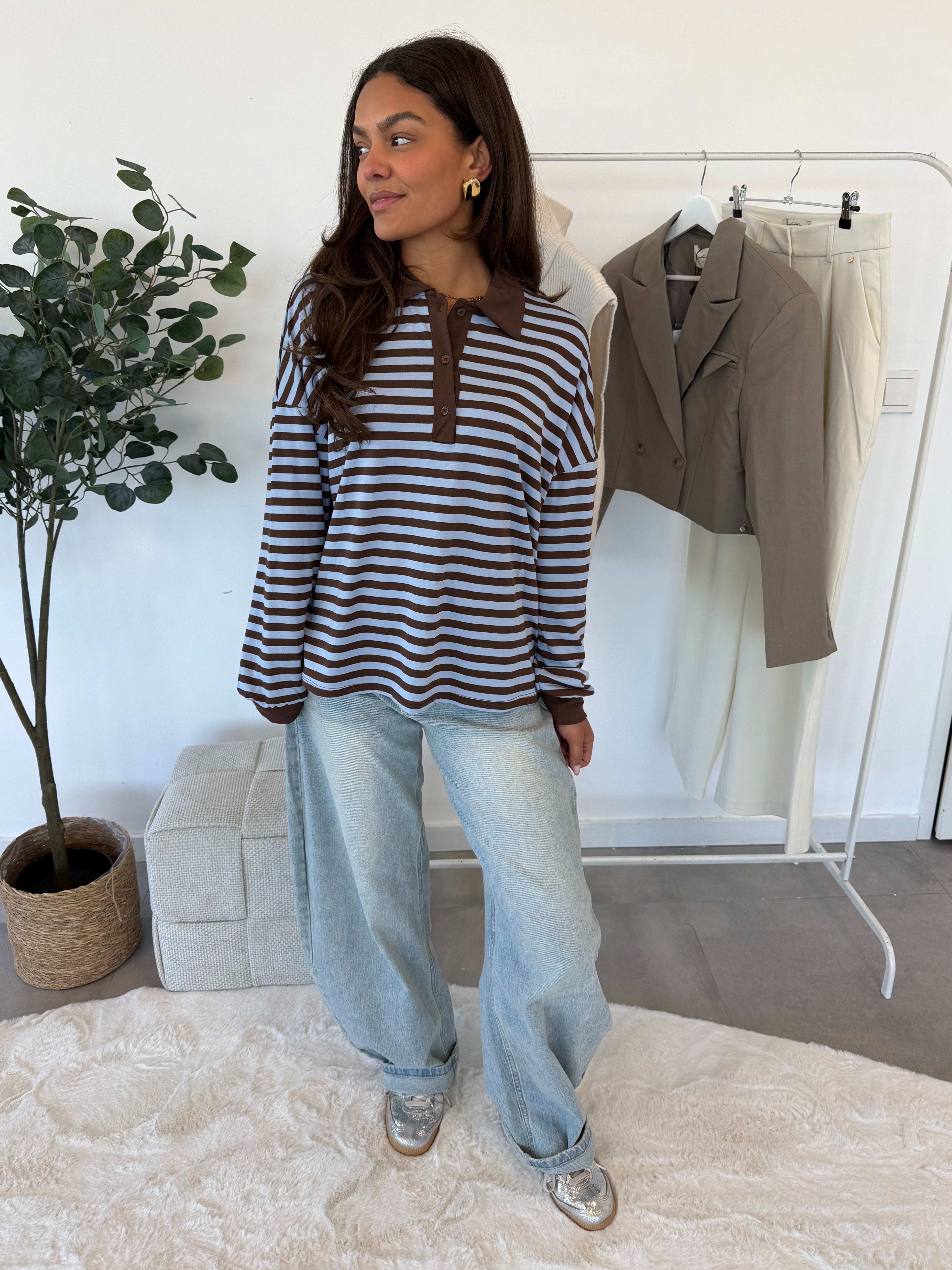 Sorella longsleeve – bruin met blauwe strepen en leuk kraagje, van iets verder weg gefotografeerd