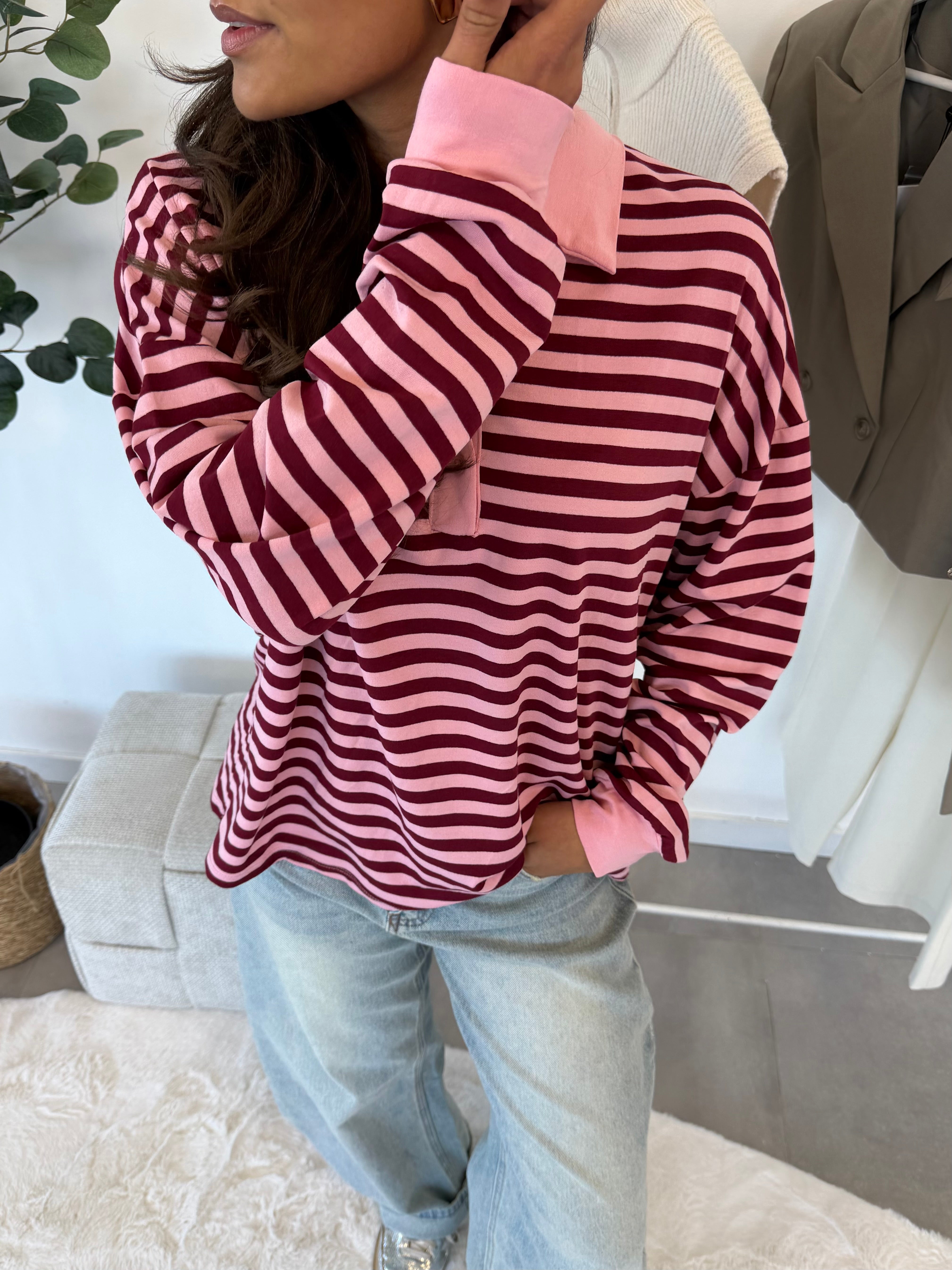 Sorella longsleeve – roze met rode strepen en leuk kraagje, close-up shot