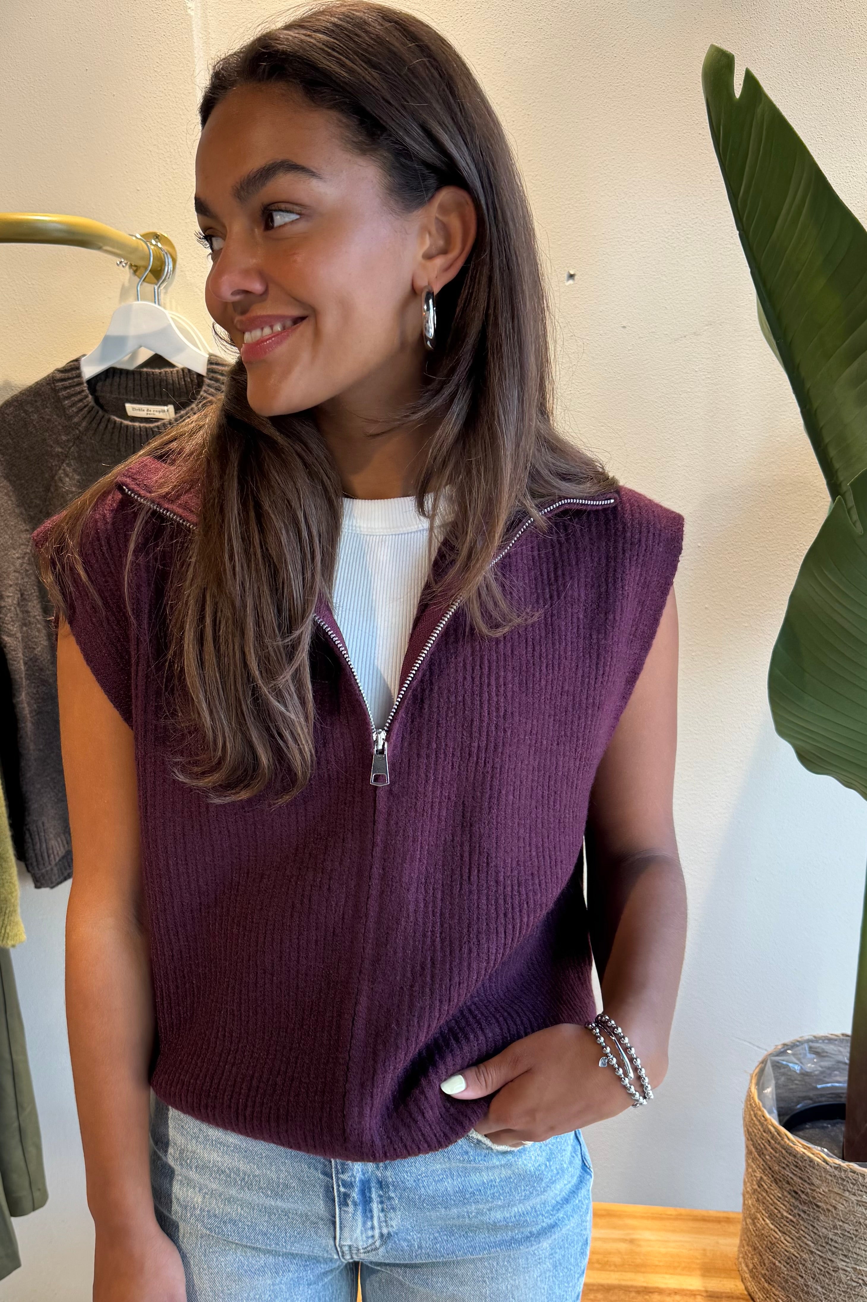 Julia vest – bordeaux mouwloos gebreid vest met rits